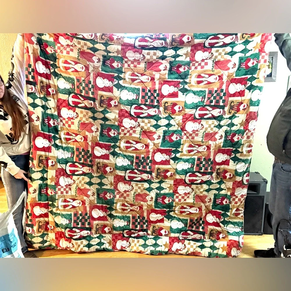 VTG. CHRISTMAS COMFORTER Queen size 100% Cotton Made In USA, Santa & Snowman